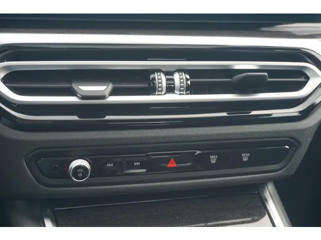 BMW 3 Serie 330e 2023 Hybride Benzine 13