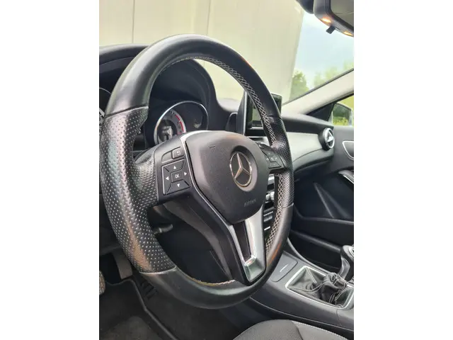 Mercedes-Benz GLA 180 Prestige 2015 Benzine 37