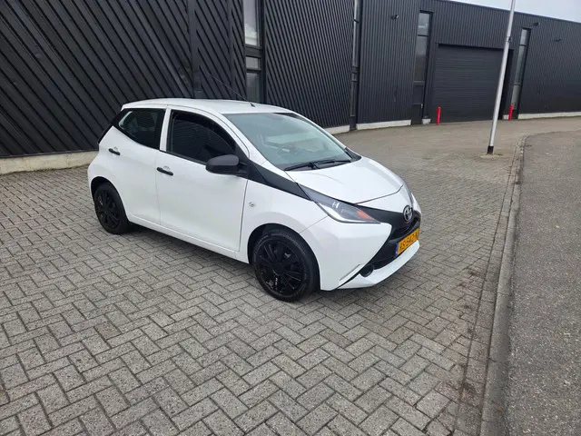 Toyota Aygo 1.0 VVT-i x-fun 5 deurs airco 2018 Benzine 9