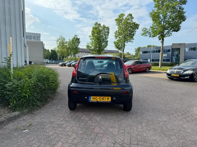Peugeot 107 1.0 Active AUTOMAAT!!! 2013 Benzine 2