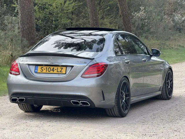 Mercedes-Benz C-Klasse AMG 63 2015 Benzine 2