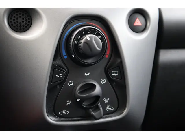 Toyota Aygo 1.0 VVT-i x-play Apple carplay, 2020 Benzine 23