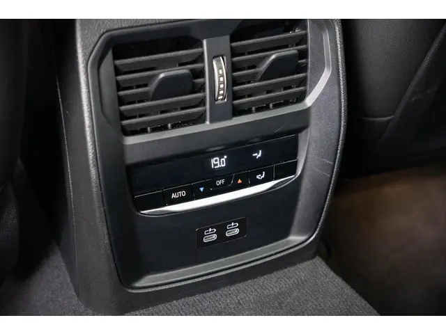 BMW 3 Serie Touring 318i 2024 Benzine 39