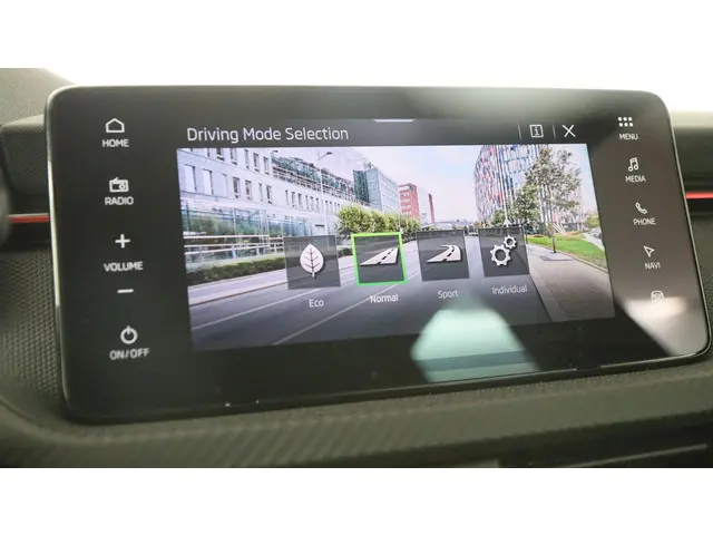 Škoda Kamiq 1.0 TSI 115pk Monte Carlo 2024 Benzine 33