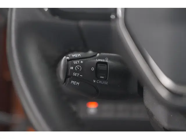 Peugeot 2008 PureTech 130 EAT8 Allure 2021 Benzine 33