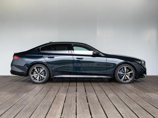 BMW 5 Serie Sedan 550e xDrive 2025 Hybride Benzine 4