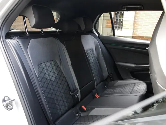 Volkswagen Golf 1.5 eTSI R-Line 2022 Benzine 33