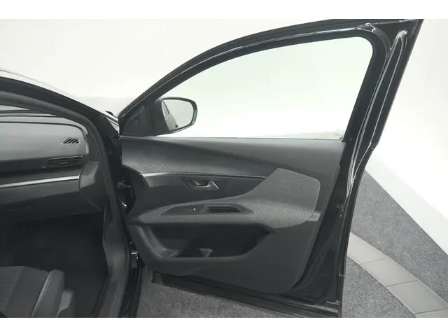 Peugeot 5008 PureTech 130 EAT8 Active Pack 2023 Benzine 70