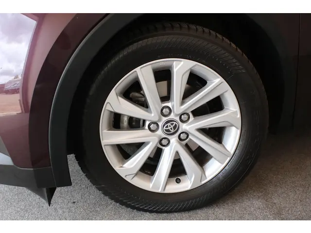 Toyota C-HR 1.8 Hybrid 140 Active 2024 Hybride Benzine 12