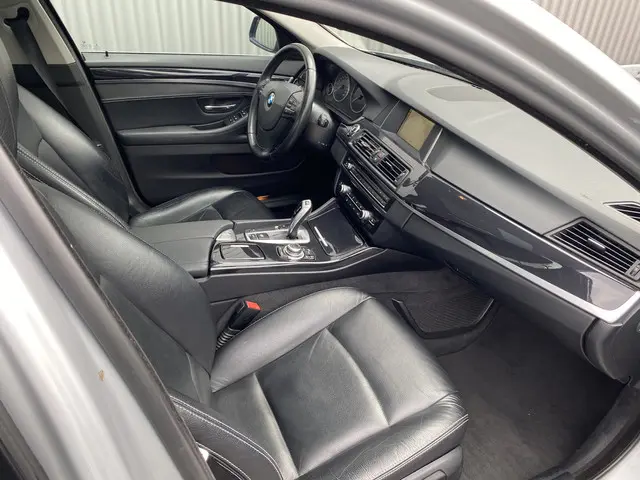 BMW 5 Serie 520i High Executive 2015 Benzine 16