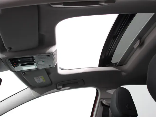 Volkswagen Golf 1.0 eTSI 110pk DSG Active 2022 Benzine 4