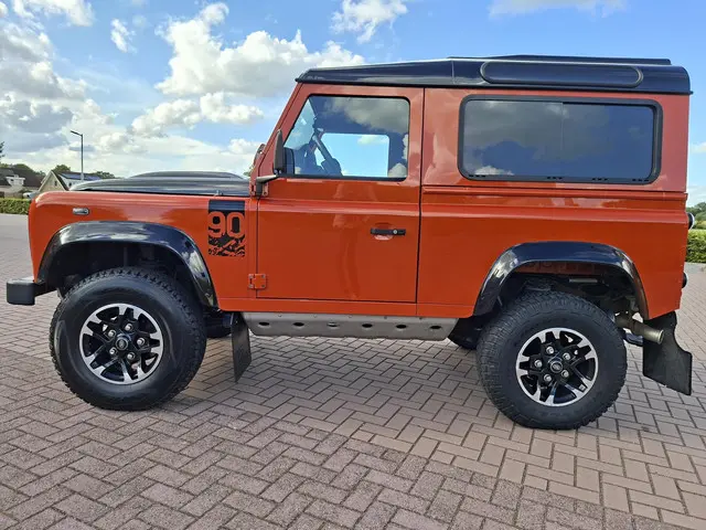 Land Rover Defender 3