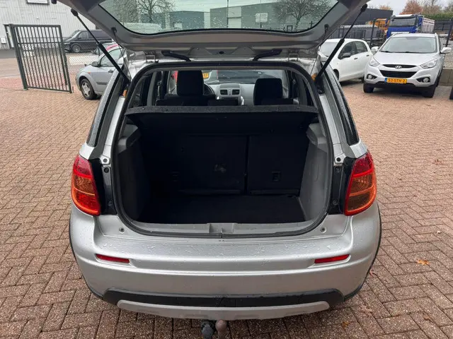 Suzuki SX4 1.6 Executive 2012 Benzine 8