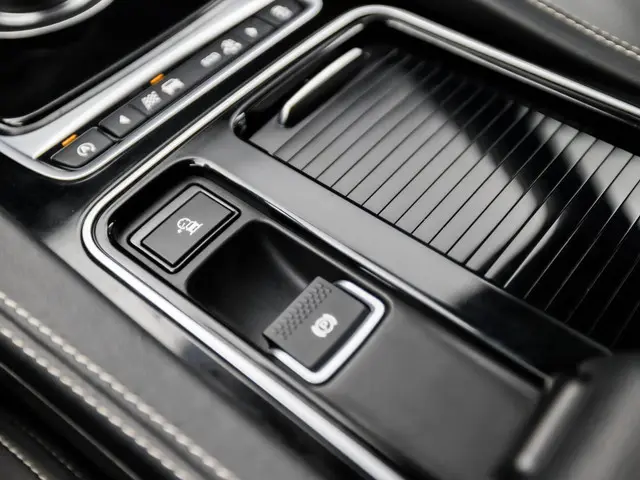 Jaguar F-PACE 2.0 Portfolio R-Sport AWD 20d 2017 Diesel 27