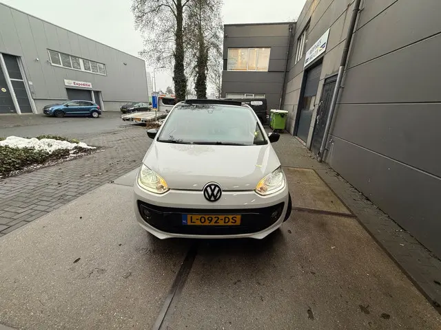 Volkswagen up! 1.0 high up! Pano/Lmv/Clima/Leer 2015 Benzine 17