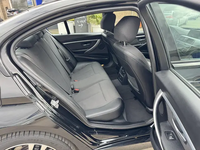 BMW 3 Serie 320i Corporate Lease Executive 2017 Benzine 32