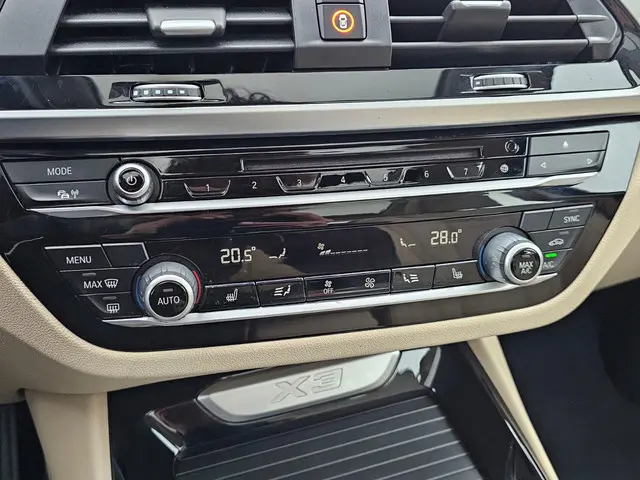 BMW X3 xDrive20i High Executive 2018 Benzine 23