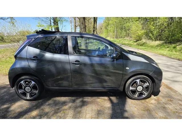 Toyota Aygo 1.0 VVT-i x-clusiv cabrio 2017 Benzine 4