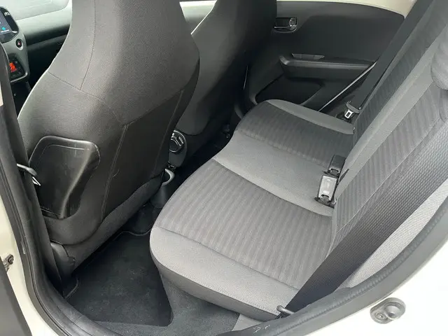 Toyota Aygo 1.0 VVT-i x-joy , 2e eigenaar 2019 Benzine 20