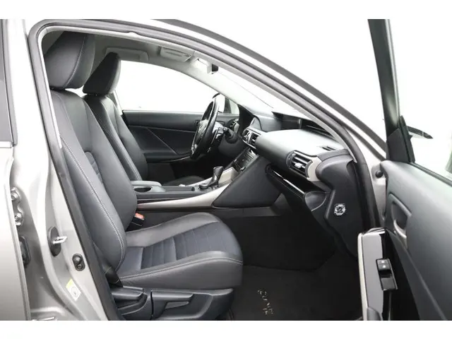 Lexus IS 300h Hybrid Business Line 2017 Hybride Benzine 22