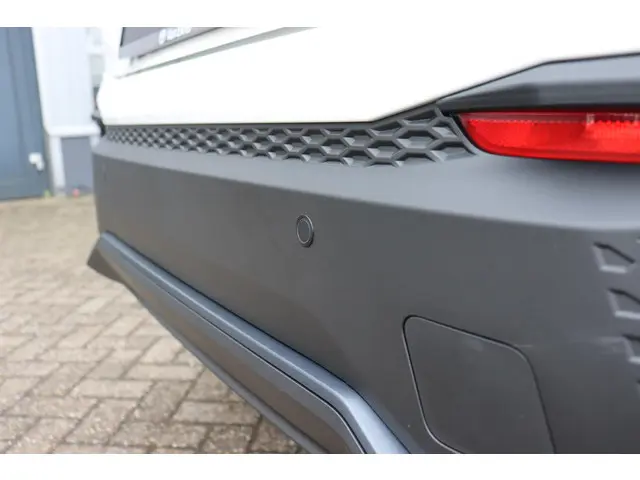 Toyota C-HR 1.8 Hybrid 140 Dynamic 2025 Hybride Benzine 23