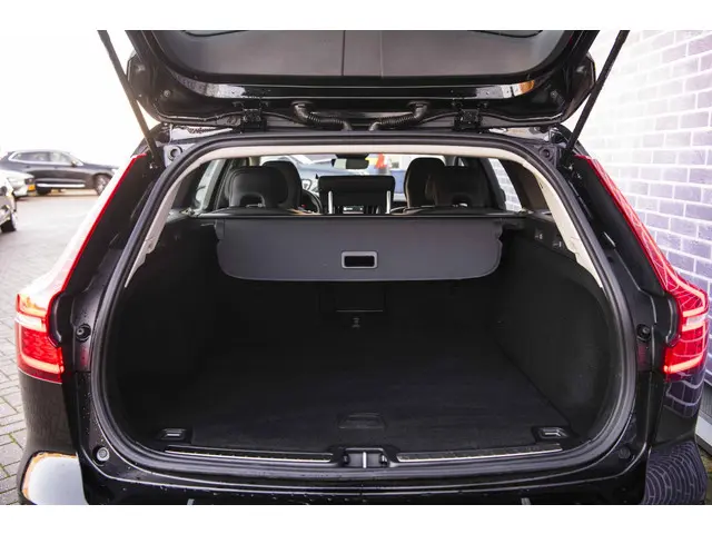 Volvo V60 2.0 B3 Essential Edition 2023 Benzine 30