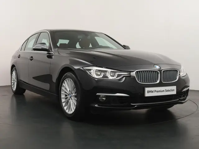 BMW 3 Serie 320i Luxury Edition 2019 Benzine 7