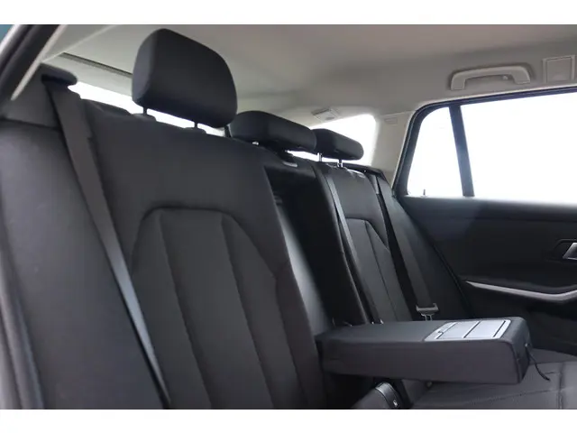 BMW 3 Serie Touring 318i Executive Edition 2020 Benzine 13