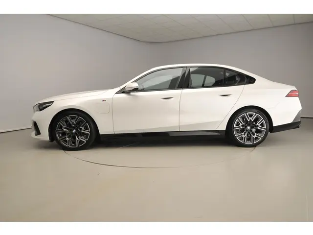 BMW 5 Serie Sedan 530e 2025 Hybride Benzine 2