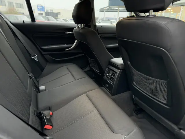 BMW 1 Serie 118i Executive 2018 Benzine 17