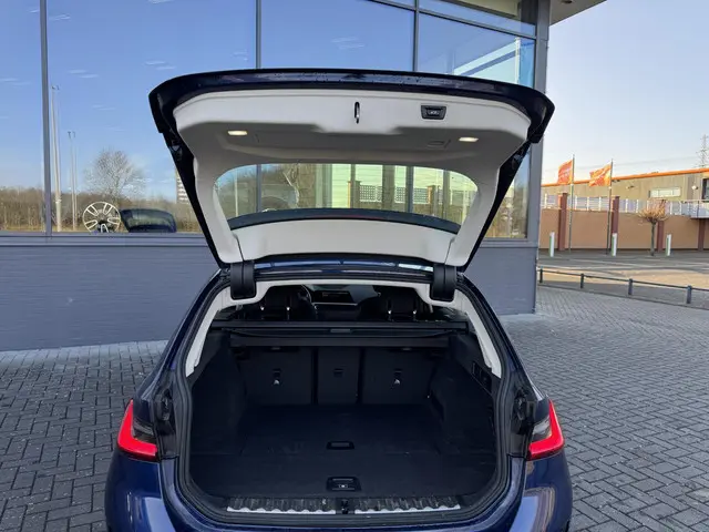 BMW 3 Serie Touring 320i Executive Edition 2020 Benzine 16