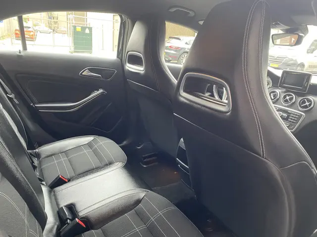 Mercedes-Benz A-Klasse 180 Prestige Comfort 2014 Benzine 8