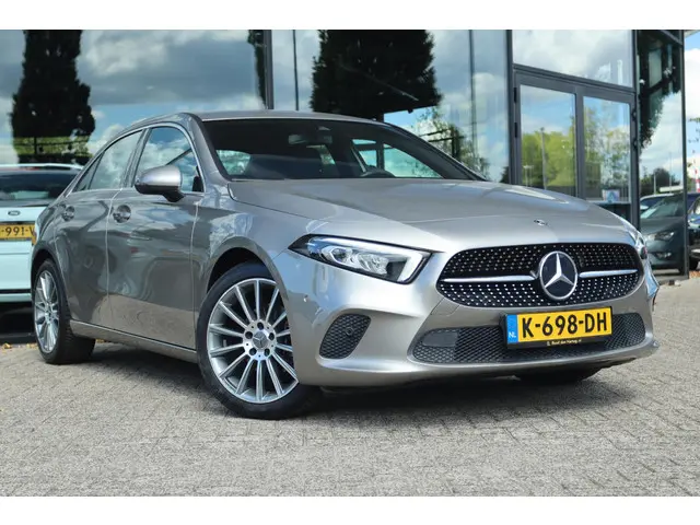 Mercedes-Benz A-Klasse 180 PREMIUM PLUS 2020 Benzine 8