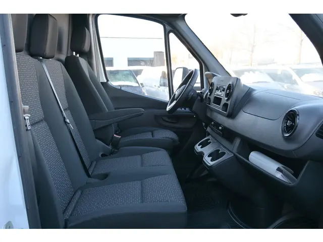 Mercedes-Benz Sprinter 319 CDI L3 RWD 2023 Diesel 6
