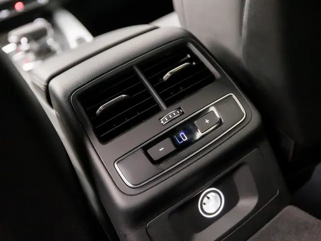 Audi A4 Avant 45 TFSI quattro Sport S line 2019 Benzine 35