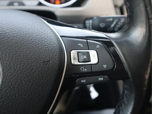 Volkswagen Touran 1.2 TSI Connected Series 2017 Benzine 28