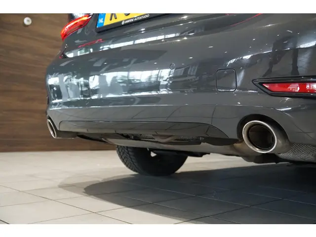 BMW 3 Serie 318i High Executive 2021 Benzine 19