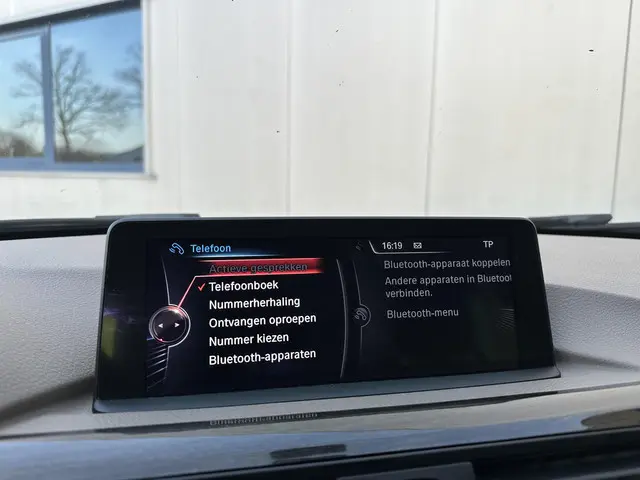 BMW 3 Serie 320i Executive 2013 Benzine 29