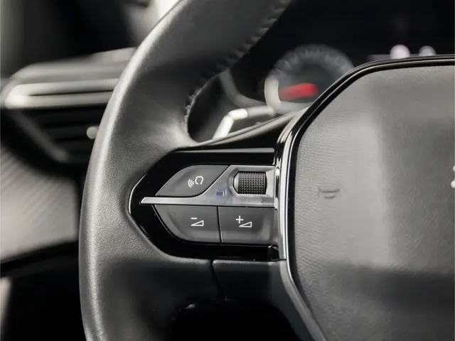 Peugeot 2008 1.2 PureTech Allure Sport 2023 Benzine 19