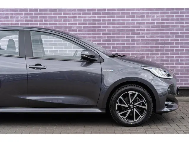 Toyota Yaris 1.5 Hybrid Dynamic 2021 Hybride Benzine 8