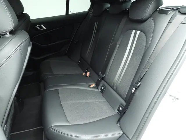 BMW 1 Serie 5-deurs 118i 2021 Benzine 8
