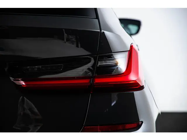 BMW 3 Serie Touring 330i Executive Edition 2020 Benzine 52