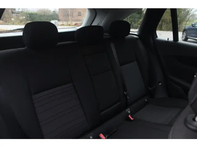 Mercedes-Benz GLC 250 4MATIC Business 2017 Benzine 32