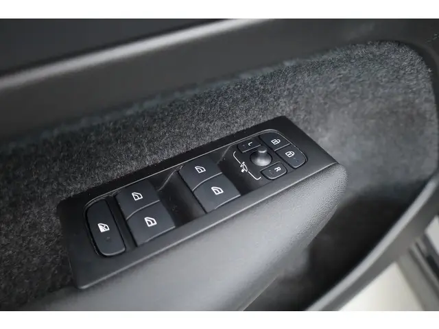 Volvo XC40 T5 Recharge R-Design 2022 Hybride Benzine 8