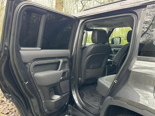 Land Rover Defender 110 P400E 2023 Hybride Benzine 24