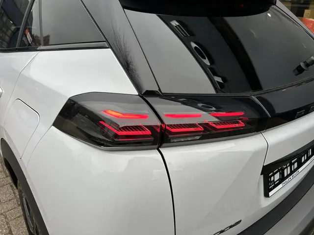 Peugeot 2008 1.2 Hybrid 145 PK GT 2025 Hybride Benzine 39