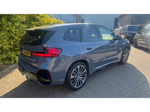 BMW iX1 XDrive30 Launch Edition 67 kWh 2022 Elektrisch 4