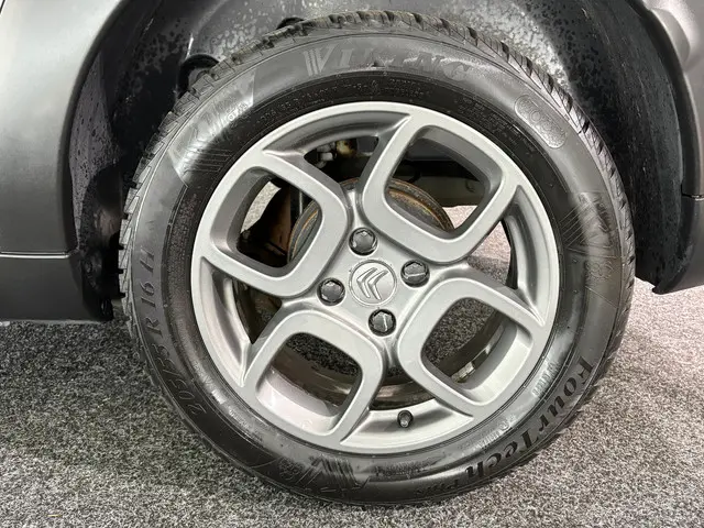 Citroën C4 Cactus 1.2 PureTech Shine 2015 Benzine 28