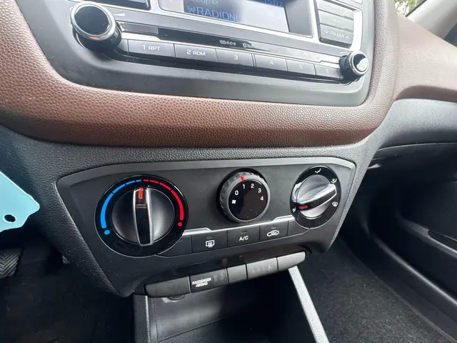 Hyundai i20 1.2 HP i-Motion /NAP/Airco/cruise/ 2016 Benzine 14