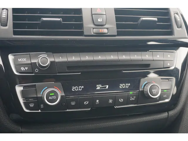 BMW 3 Serie Touring 320i 2017 Benzine 14